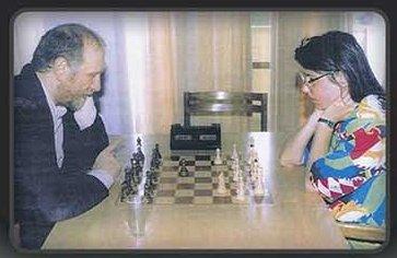 Bobby Fischer et Susan (Zsuzsa) Polgar en 1996 à Budapest. Laînée des sœurs prodiges hongroises joue une partie de Fischer Random où le placement des pièces est tiré au sort avant la partie. Elle a été aussi championne du monde, la seule des sœurs à tenter sa chance pour le titre féminin.