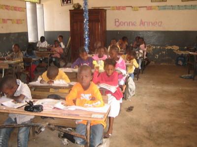 Des élèves de l'école Ibrahima Bèye travaillant