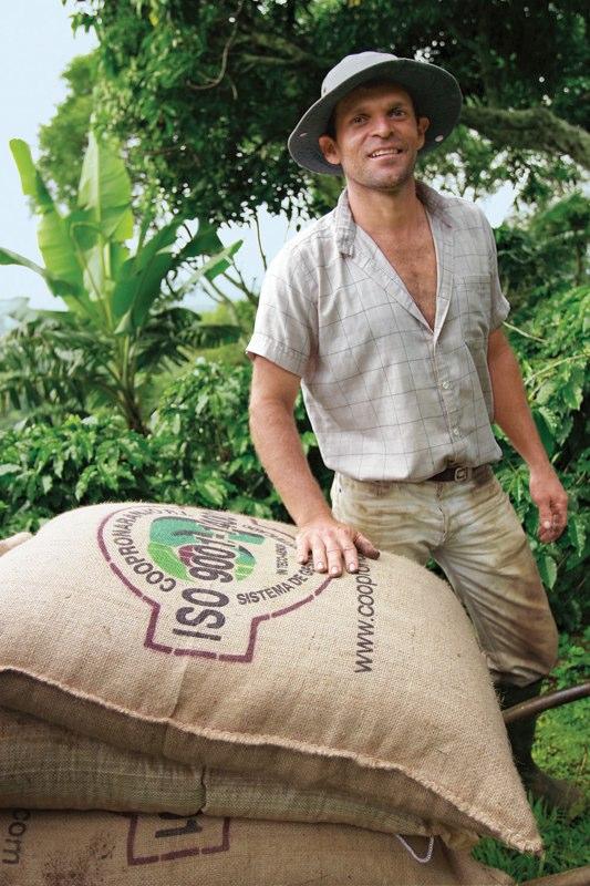 CSR FY05 Annual Report Cover   Coffee Farmer low (commerce equitable)   Starbucks à base de 100% certifiés Max Havelaar