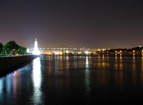 Montréal, tour de l'horloge et St Laurent Montréal, tour de l'horloge et St Laurent