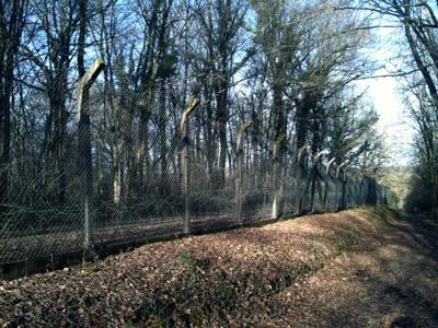 Grillage délimitant le domaine de la Poudrerie d'Angoulême, sur un sentier pas vraiment balisé... janvier 2010 ©M.R. La poudrerie nationale d'Angoulême