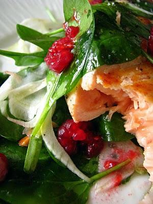 Salade au saumon et aux framboises