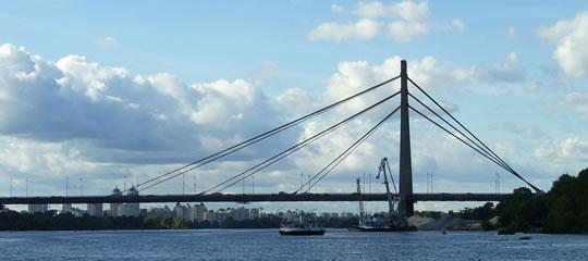 En haut du pont Moskovsky à Kiev