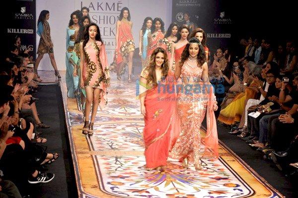 Mugdha Godse défile pour Pria Kataria Puri au Lakhme Fashion Week