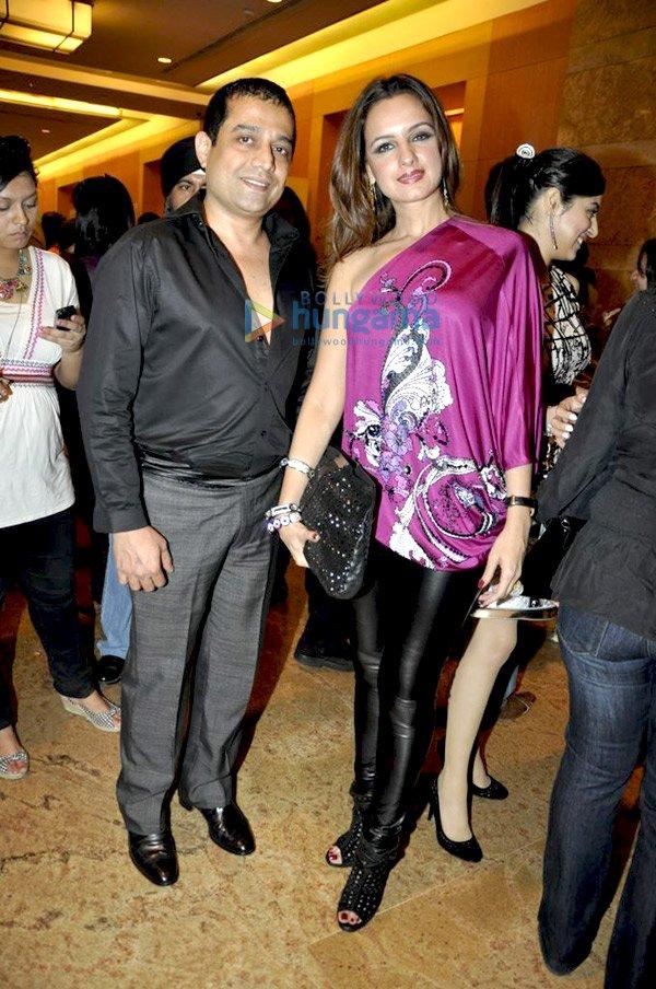 Mugdha Godse défile pour Pria Kataria Puri au Lakhme Fashion Week