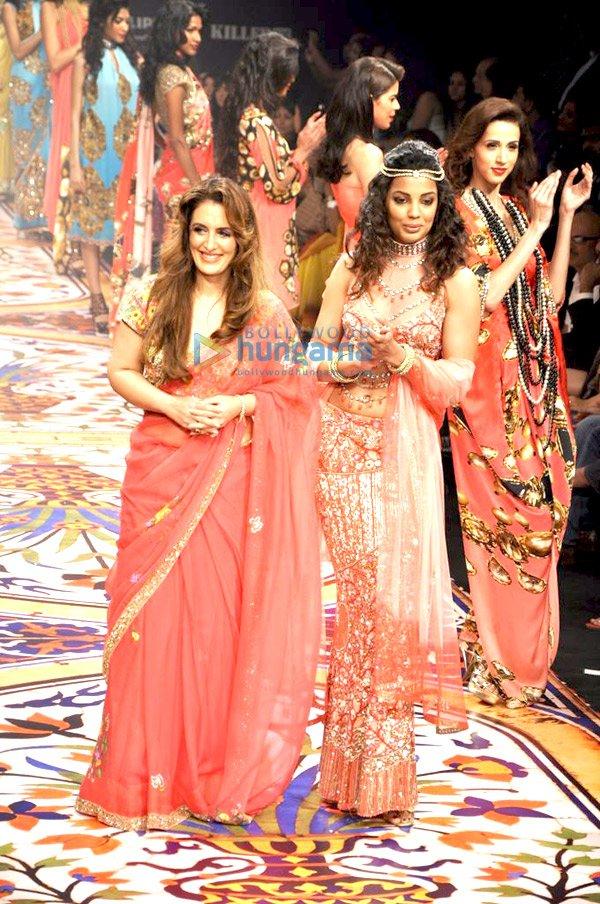 Mugdha Godse défile pour Pria Kataria Puri au Lakhme Fashion Week