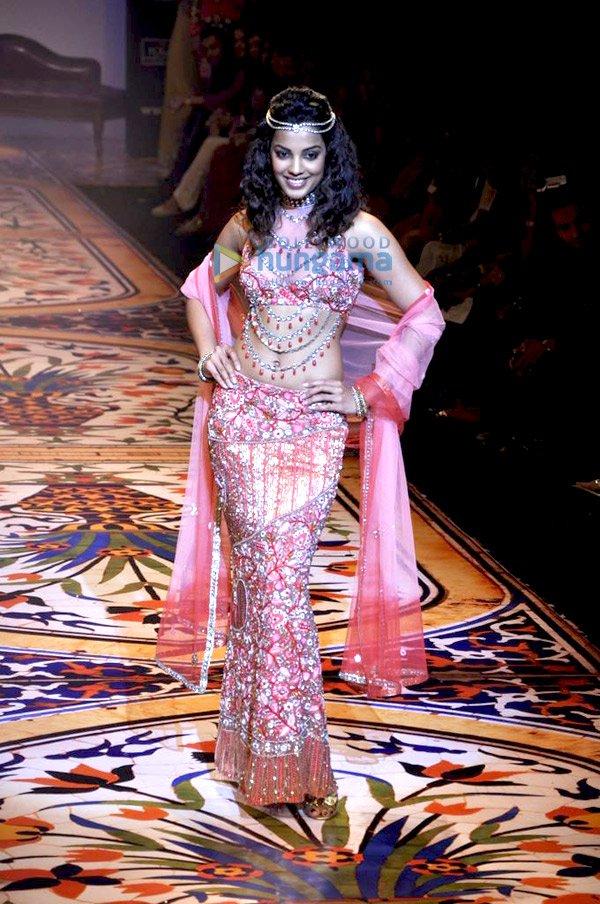 Mugdha Godse défile pour Pria Kataria Puri au Lakhme Fashion Week