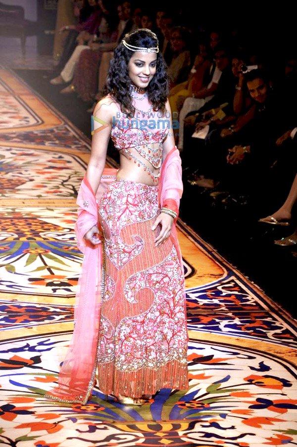 Mugdha Godse défile pour Pria Kataria Puri au Lakhme Fashion Week