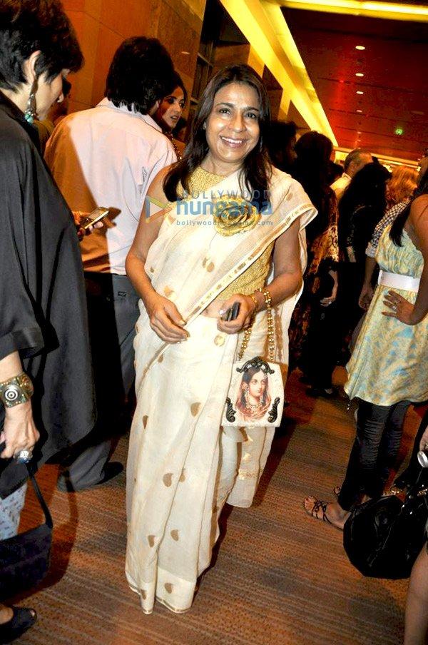 Mugdha Godse défile pour Pria Kataria Puri au Lakhme Fashion Week