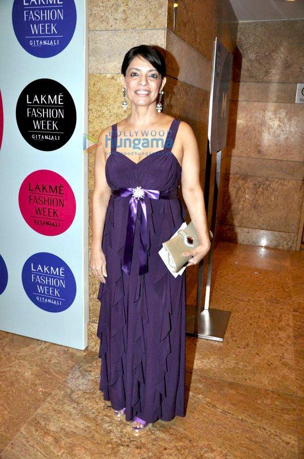 Mugdha Godse défile pour Pria Kataria Puri au Lakhme Fashion Week