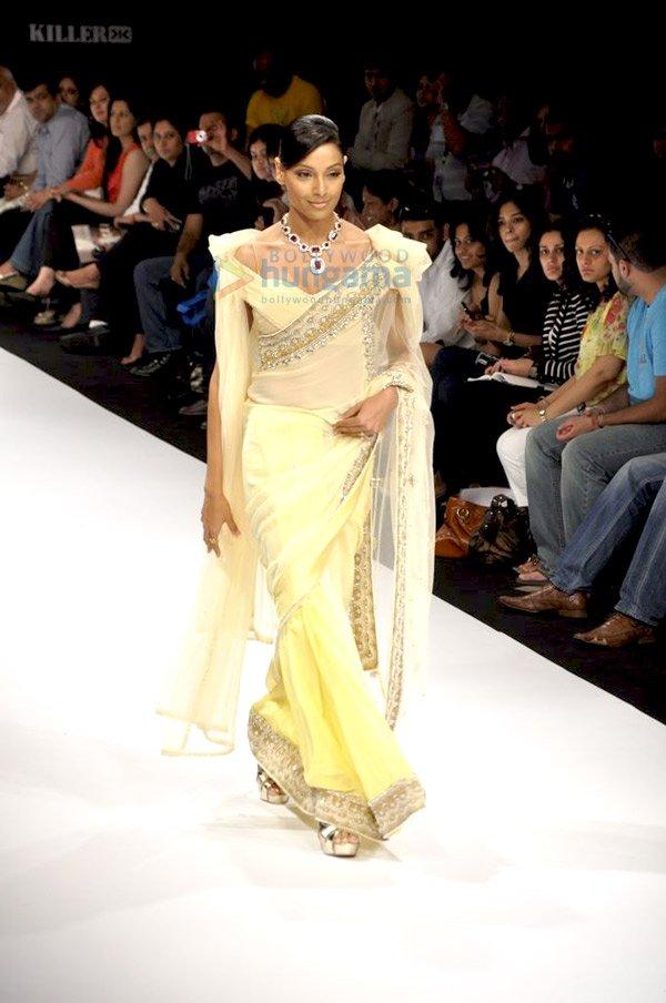 Bipasha Basu défile au Lakhme Fashion Week 2010