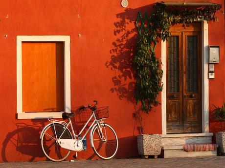 Façade ocre, Burano, au large de Venise, en Italie