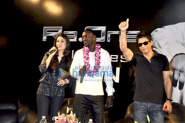 Kareena Kapoor, Shahrukh Khan et Akon à la conférence de presse de Ra.One