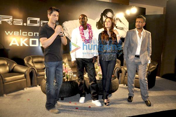 Kareena Kapoor, Shahrukh Khan et Akon à la conférence de presse de Ra.One