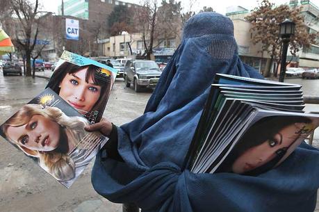 Cette Afghane qui vend des magazines féminins dans les rues de Kaboul n’a probablement pas choisi de travailler sous une burqa ; car, même si les talibans ne gouvernent pas son pays, sa vie serait en danger si elle ne se pliait pas à leurs lois non officielles, que leurs militants font respecter par la force, au mépris du droit. Quant au respect de nos lois à nous, qui interdisent d’utiliser sans son accord d’anciennes photos de l’épouse de Nicolas Sarkozy, prises à l’époque où elle était mannequin, visiblement les éditeurs afghans s’en moquent aussi. Ainsi va la vie en Afghanistan, un pays où le mot liberté n’est décidément pas du genre féminin. 