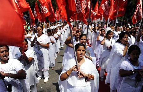 Journée des femmes à New Delhi. Les manifestantes condamnent les atrocités commises à l’encontre des femmes et réclament des réformes dans le domaine de l’éducation et du monde du travail.