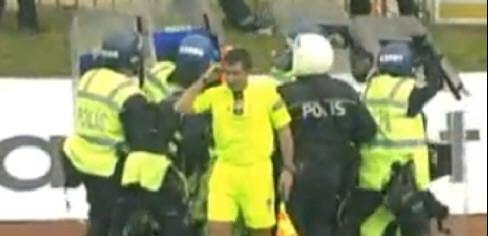 Le juge de ligne a pris une pierre derrière le crâne...