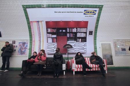 Ikea remplace les sièges du métro par ses canapés