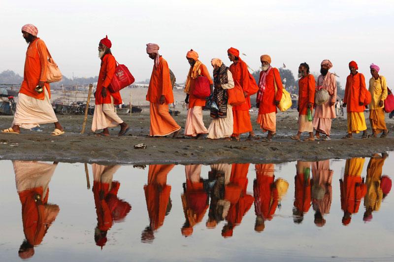 Jeudi 11 mars, à Allâhâbâd, des hindous marchent tout près du Gange, ce fleuve du nord de l’Inde considéré comme sacré. Selon les dévots, l'immersion dans ces eaux lave le croyant de ses péchés et la dispersion des cendres peut apporter une meilleure vie future.
