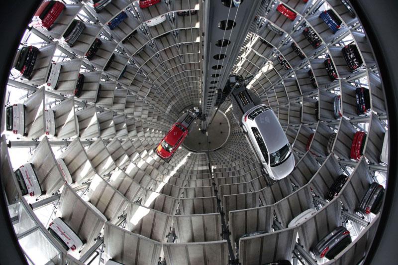 Le système est entièrement informatisé. En sortie de chaîne du constructeur automobile Volkswagen, un tapis roulant puis une plate-forme élévatrice déposent à la bonne place dans une tour de stockage chaque voiture qui doit être livrée au client à l’usine, et vient la reprendre au moment de la mise à la disposition du nouveau propriétaire. Ci-dessous, une vue générale du site, du haut de l’une des deux tours où sont empilés les véhicules.