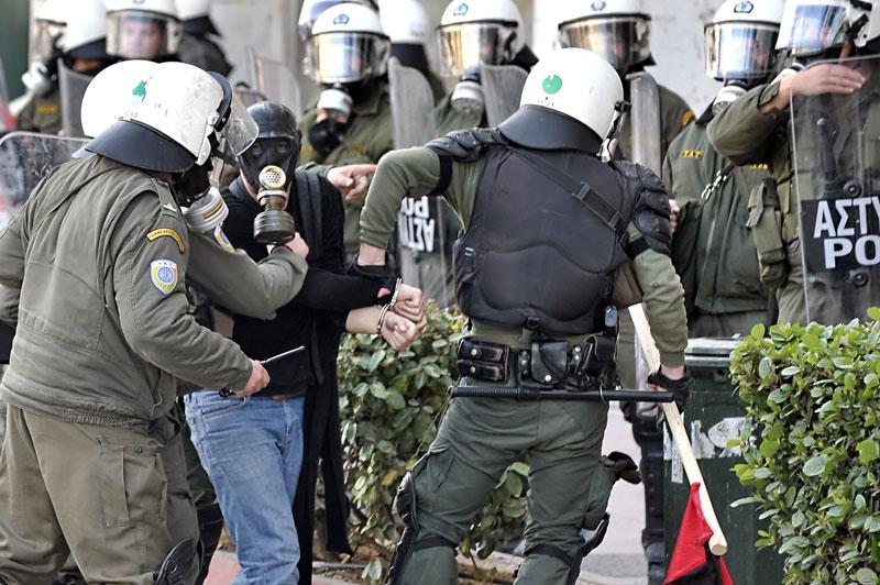 Jeudi 11 mars, des heurts ont éclaté entre la police grecque et des jeunes gens dans le centre d'Athènes, conséquence de la grève générale qui paralyse à nouveau le pays, la deuxième en quinze jours. Les centrales syndicales dénoncent les mesures d'austérité décidées par le gouvernement pour sortir le pays d'une importante crise financière.