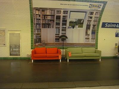canapés Ikea dans le métro