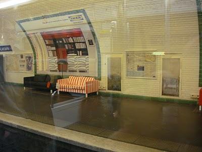canapés Ikea dans le métro