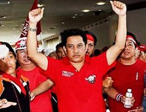 Arisman Pongruangrong, un des chefs des chemises rouges, aurait été arrêté par la police