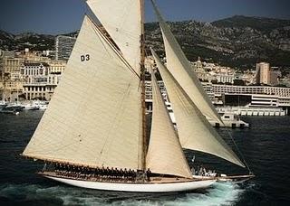 Lady Pénélope on the rock