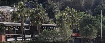 Lady Pénélope on the rock