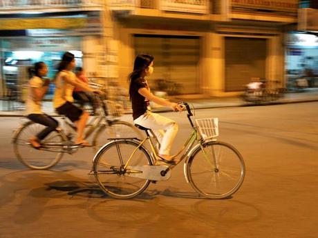 Femmes à vélo à Hué, au Vietnam