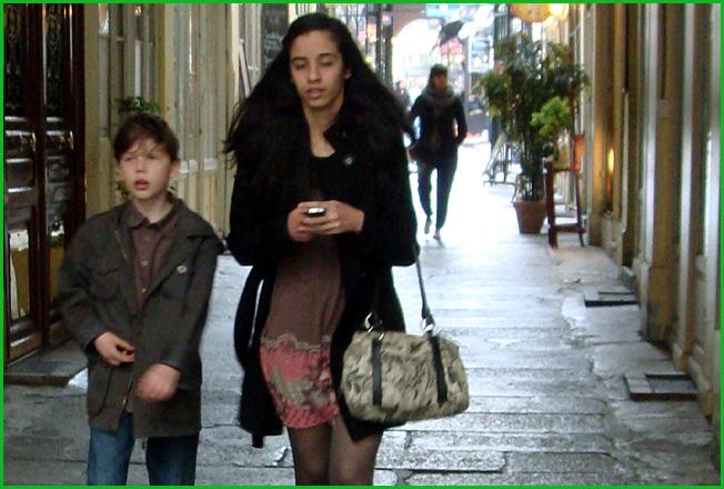 paris-fille-et-gamin-passage-saint-andre.1268847701.jpg