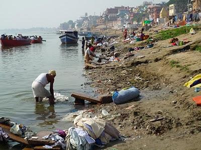 Jour de lessive sur les bords du Gange