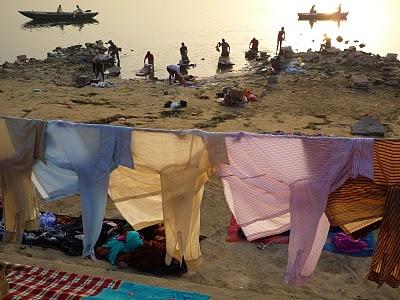 Jour de lessive sur les bords du Gange