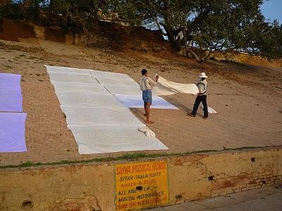 Jour de lessive sur les bords du Gange