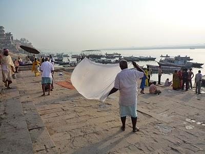 Jour de lessive sur les bords du Gange