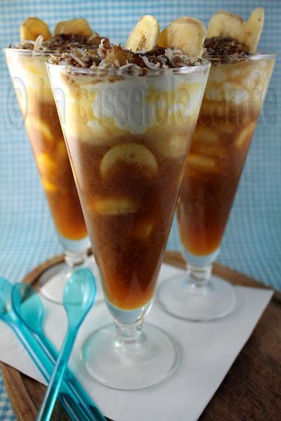 Parfaits au fromage cottage, caramel aux bananes et noix de coco