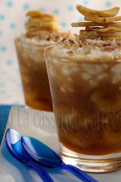 Parfaits au fromage cottage, caramel aux bananes et noix de coco