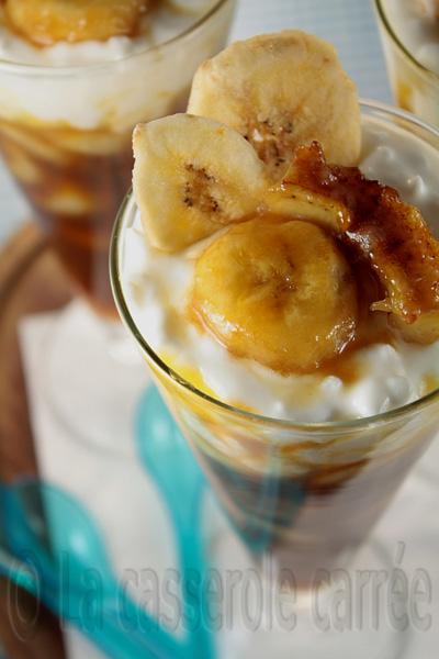 Parfaits au fromage cottage, caramel aux bananes et noix de coco