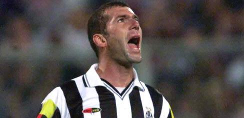 Remarque le maillot de Newcastle et celui de la Juve...