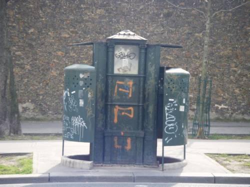 vespasienne parisienne du boulevard Arago 1 2010-03-18.jpg