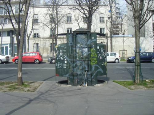 vespasienne parisienne du boulevard Arago 3 2010-03-18.jpg