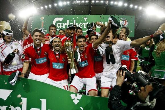 Les joueurs de Benfica sur le podium brandissant la coupe de la ligue