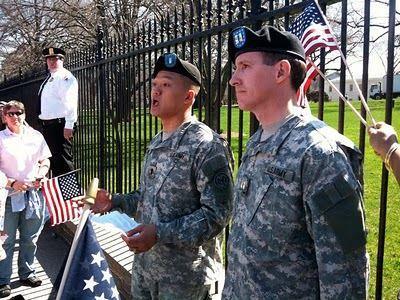 Agitprop à la Maison Blanche: deux soldats gays s'enchaînent aux grilles pour protester contre le DADT