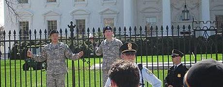 Agitprop à la Maison Blanche: deux soldats gays s'enchaînent aux grilles pour protester contre le DADT