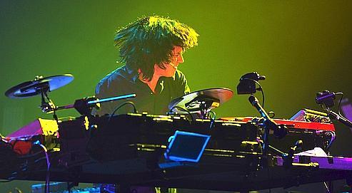 Célébré pour ses son et lumière gigantesques dans les années 1980 et 1990, il fait son retour avec une tournée en salle (ici à Bordeaux), baptisé « 2010 ».