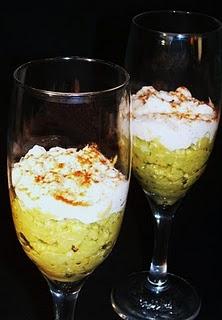 Purée d'avocats et mousse de crevettes en verrine