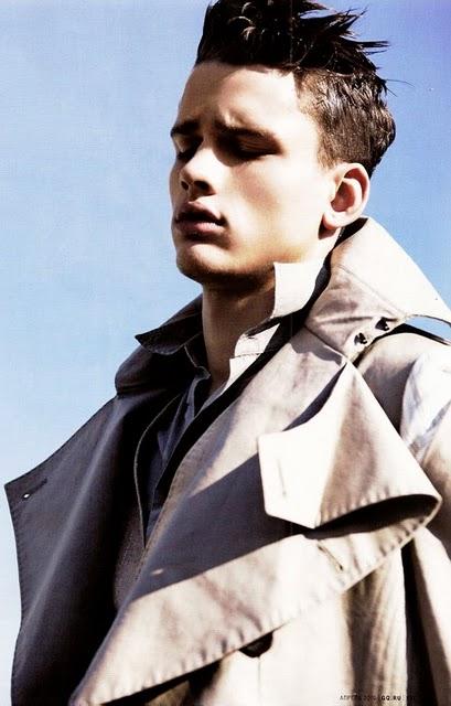 ✈ Simon Nessman pose sous l'objectif de Lorenzo Bringheli pour GQ Russia ✈