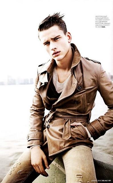 ✈ Simon Nessman pose sous l'objectif de Lorenzo Bringheli pour GQ Russia ✈