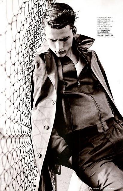 ✈ Simon Nessman pose sous l'objectif de Lorenzo Bringheli pour GQ Russia ✈